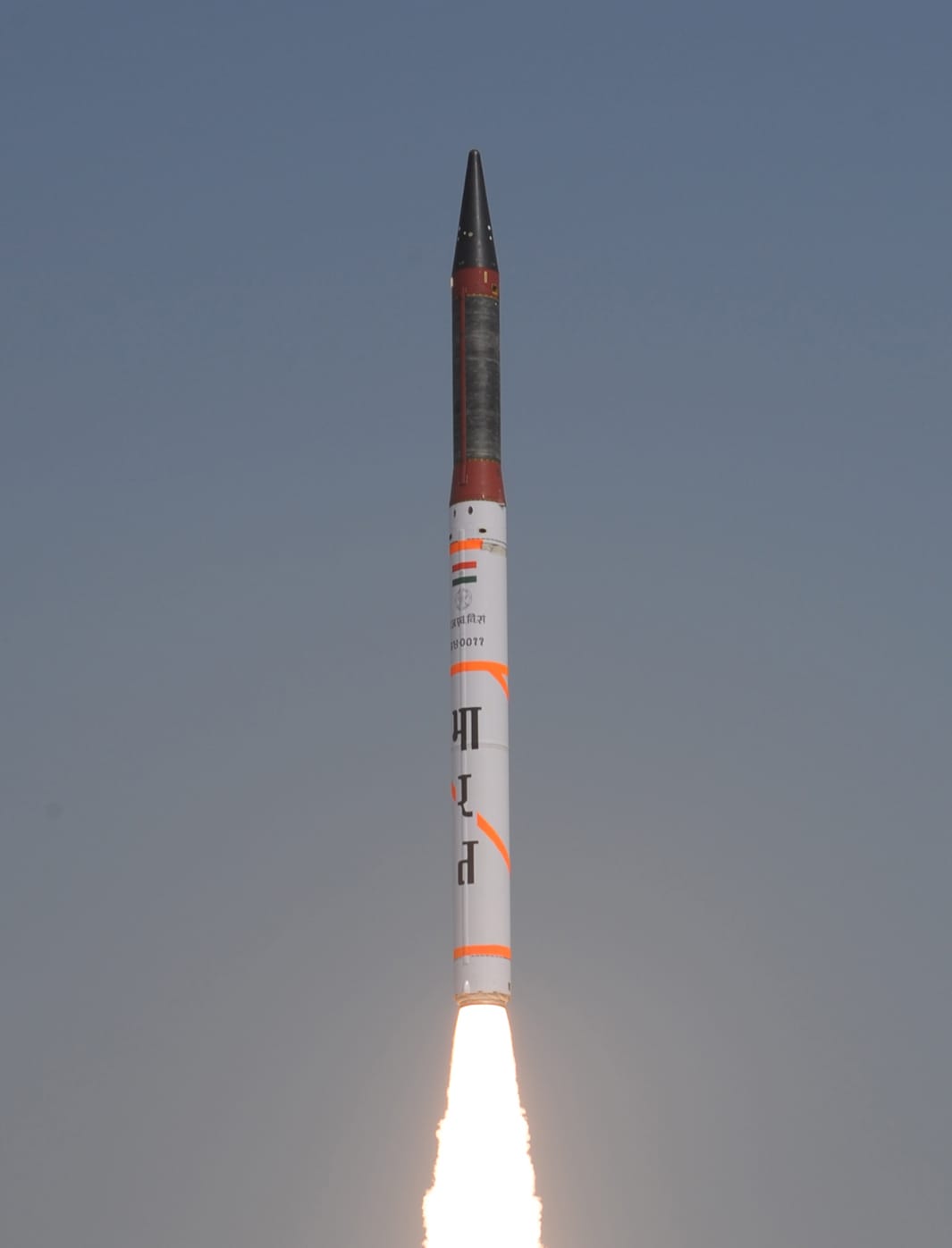 Agni-4 nuclear-capable ballistic missile lifting off during a launch from Odisha